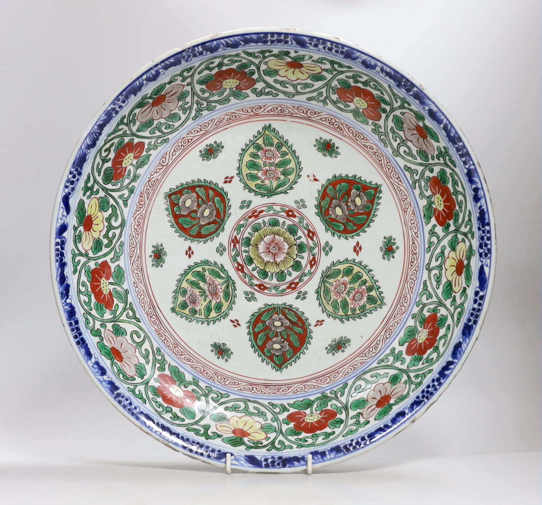 A Chinese famille verte charger, Kangxi period 38cm diameter